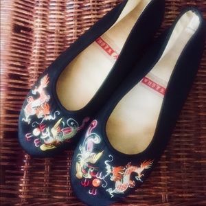 Chinese slip on size 42 fits like a size 9 or 9.5